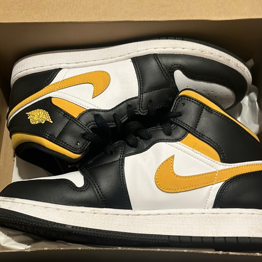 Air Jordan mid
